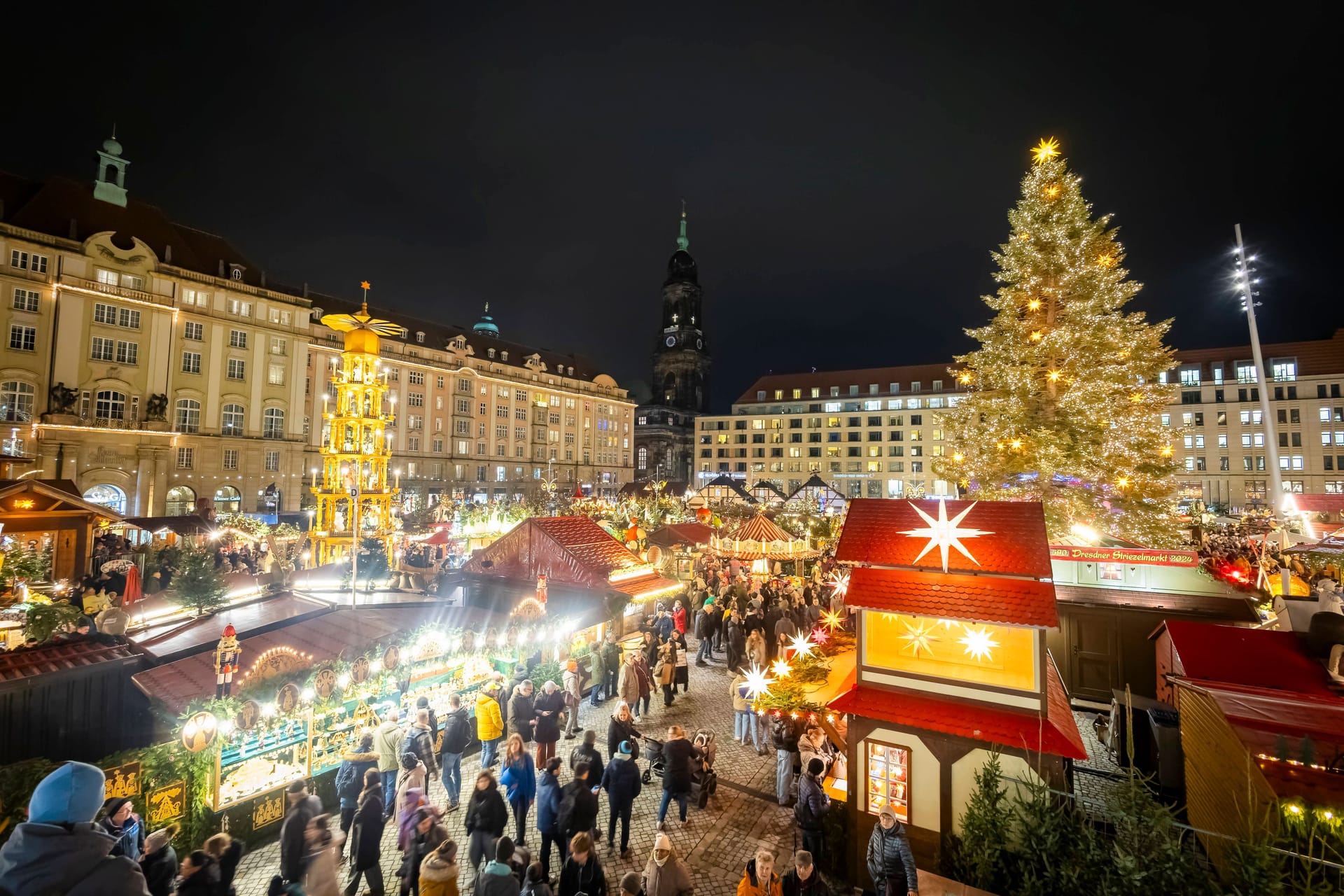 590. Dresdner Striezelmarkt Der Dresdner Striezelmarkt ist ein Weihnachtsmarkt in Dresden. Er wird seit 1434 im Advent meistens auf dem Altmarkt veranstaltet und zieht jährlich durchschnittlich rund zwei Millionen Besucher an. Er ist der älteste, mit einer Urkunde bestätigte Weihnachtsmarkt Deutschlands. Weihnachtsbaum. Dresden Sachsen Deutschland