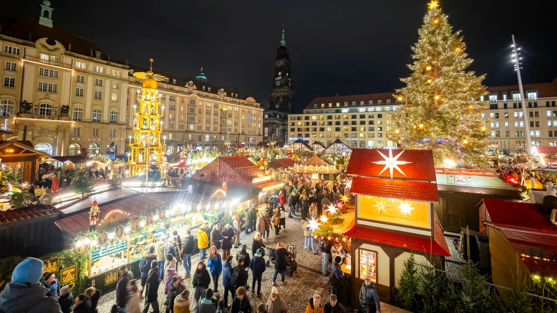 590. Dresdner Striezelmarkt Der Dresdner Striezelmarkt ist ein Weihnachtsmarkt in Dresden. Er wird seit 1434 im Advent meistens auf dem Altmarkt veranstaltet und zieht jährlich durchschnittlich rund zwei Millionen Besucher an. Er ist der älteste, mit einer Urkunde bestätigte Weihnachtsmarkt Deutschlands. Weihnachtsbaum. Dresden Sachsen Deutschland