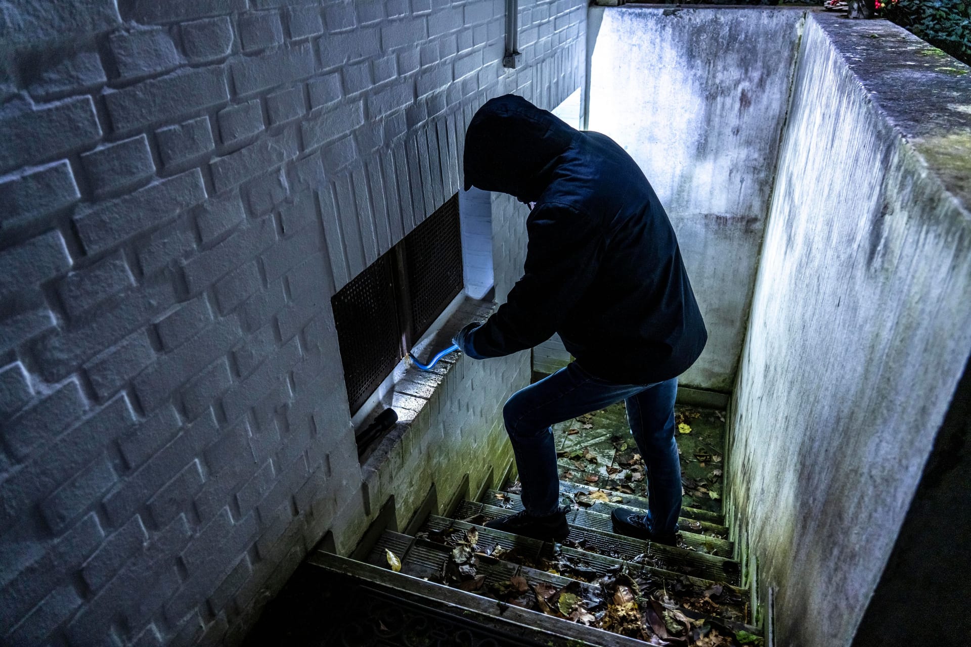 Einbruch in einem Wohnhaus (Symbolbild): Die Täter flüchteten mit Bargeld und Wertsachen.