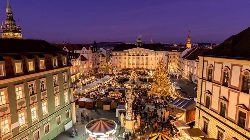 Der Krautmarkt in Brünn erstrahlt im Winter in weihnachtlichem Glanz.