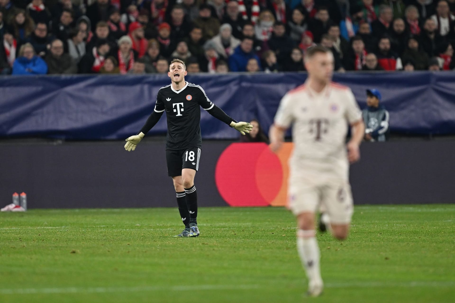 Daniel Peretz: Vertrat den verletzten Neuer erneut und feierte sein Champions-League-Debüt. Kassierte schon nach fünf Minuten seinen ersten Gegentreffer in der "Königsklasse". In der Strafraumbeherrschung vor allem nach Ecken teilweise unsicher. Gute Paraden in der Schlussphase (83., 89.). Note 4