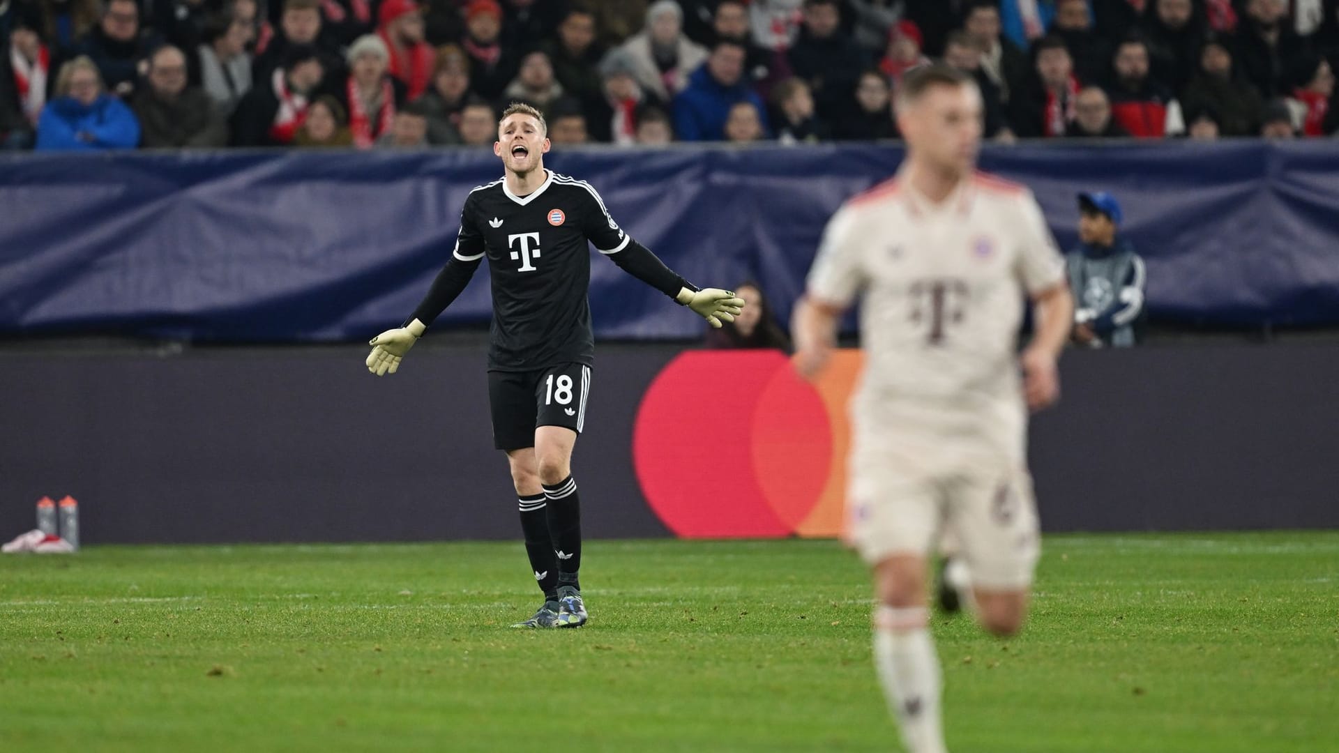 Daniel Peretz: Vertrat den verletzten Neuer erneut und feierte sein Champions-League-Debüt. Kassierte schon nach fünf Minuten seinen ersten Gegentreffer in der "Königsklasse". In der Strafraumbeherrschung vor allem nach Ecken teilweise unsicher. Gute Paraden in der Schlussphase (83., 89.). Note 4