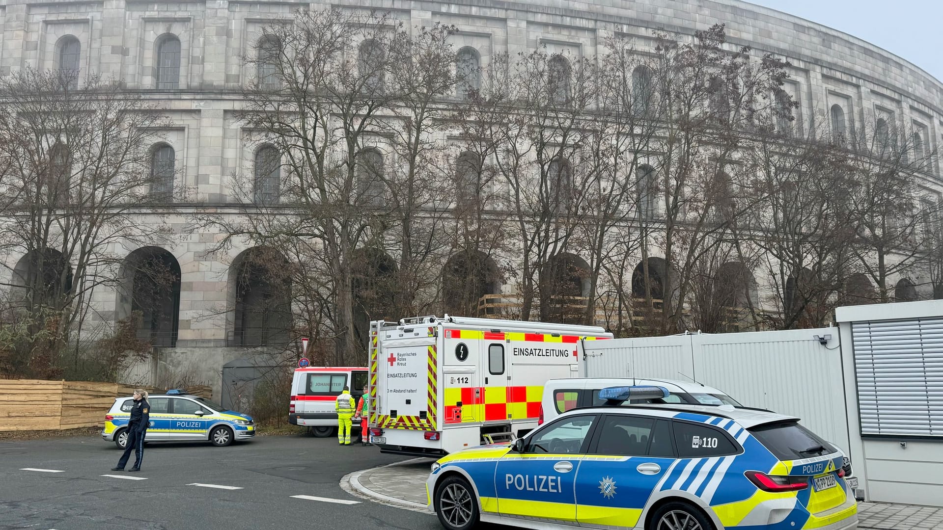 Die Kongresshalle (Archivbild): Die Polizei ist derzeit rund um den Dutzendteich im Einsatz.