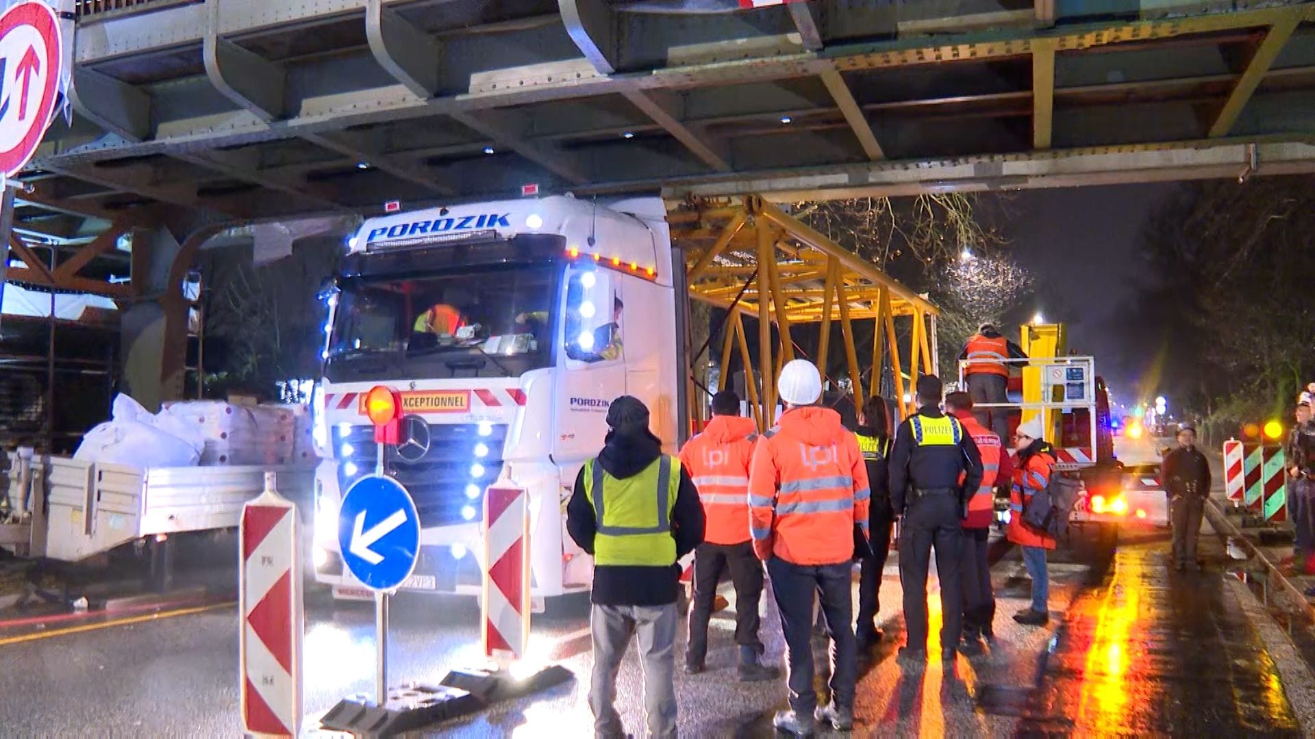 Unfall auf der Kieler Straße: Ein Lkw-Fahrer hat sich um wenige Zentimeter verschätzt.