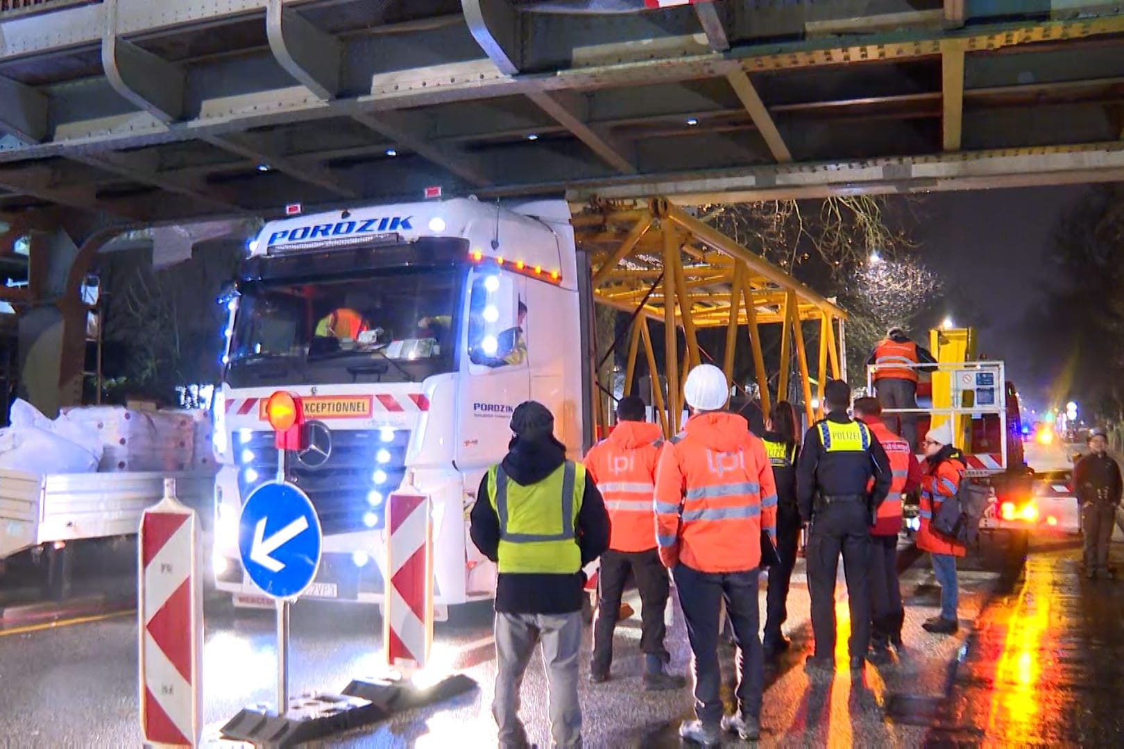 Unfall auf der Kieler Straße: Ein Lkw-Fahrer hat sich um wenige Zentimeter verschätzt.