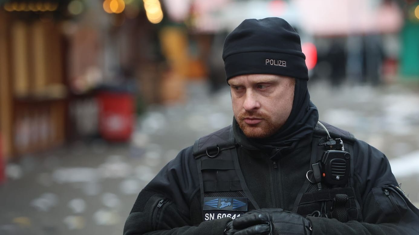 Magdeburg: Ein Polizist steht am Tatort auf dem Weihnachtsmarkt.