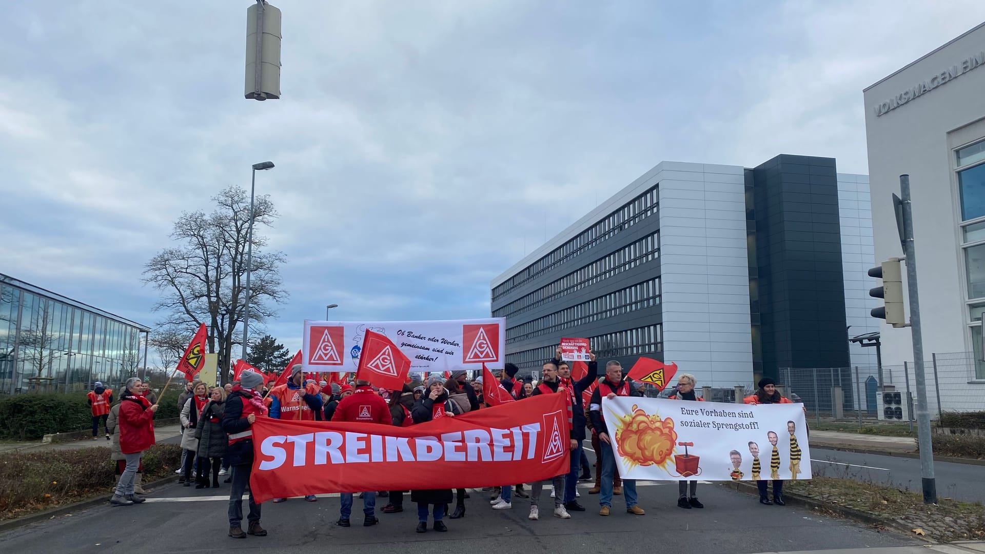 VW-Mitarbeiter machen sich auf den Weg: Sie streiken in Braunschweig.