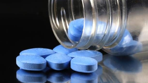 Blaue Pillen: Viagra und Co. gibt es nur auf Rezept.