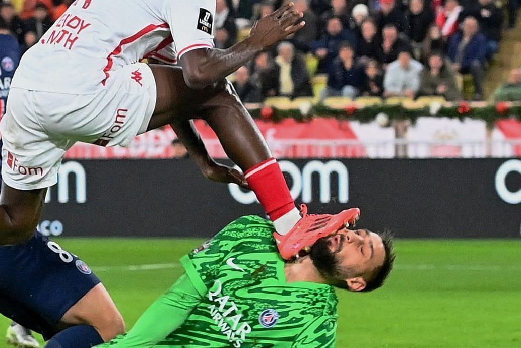 PSGs Gianluigi Donnarumma wird vom AS Monaco-Spieler Wilfried Singo im Gesicht getroffen.