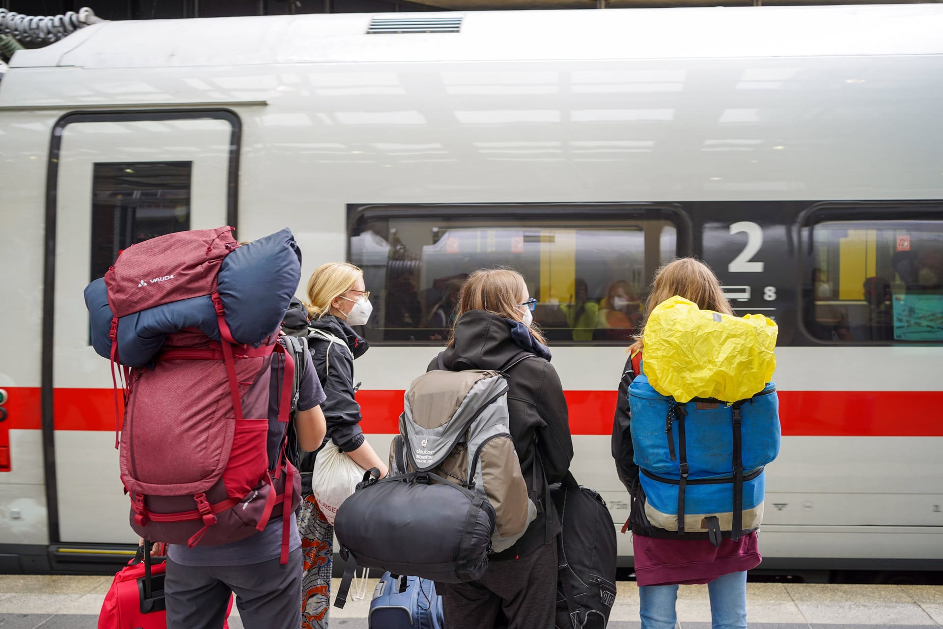 Reisende vor einem ICE (Symbolbild): Die Bauarbeiten auf der Bahnstrecke Berlin-Hamburg sorgen für verlängerte Fahrzeiten.