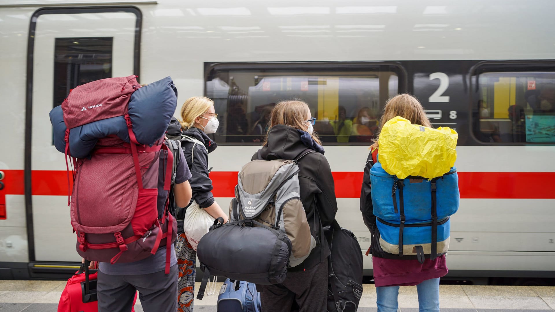 Reisende vor einem ICE (Symbolbild): Die Bauarbeiten auf der Bahnstrecke Berlin-Hamburg sorgen für verlängerte Fahrzeiten.