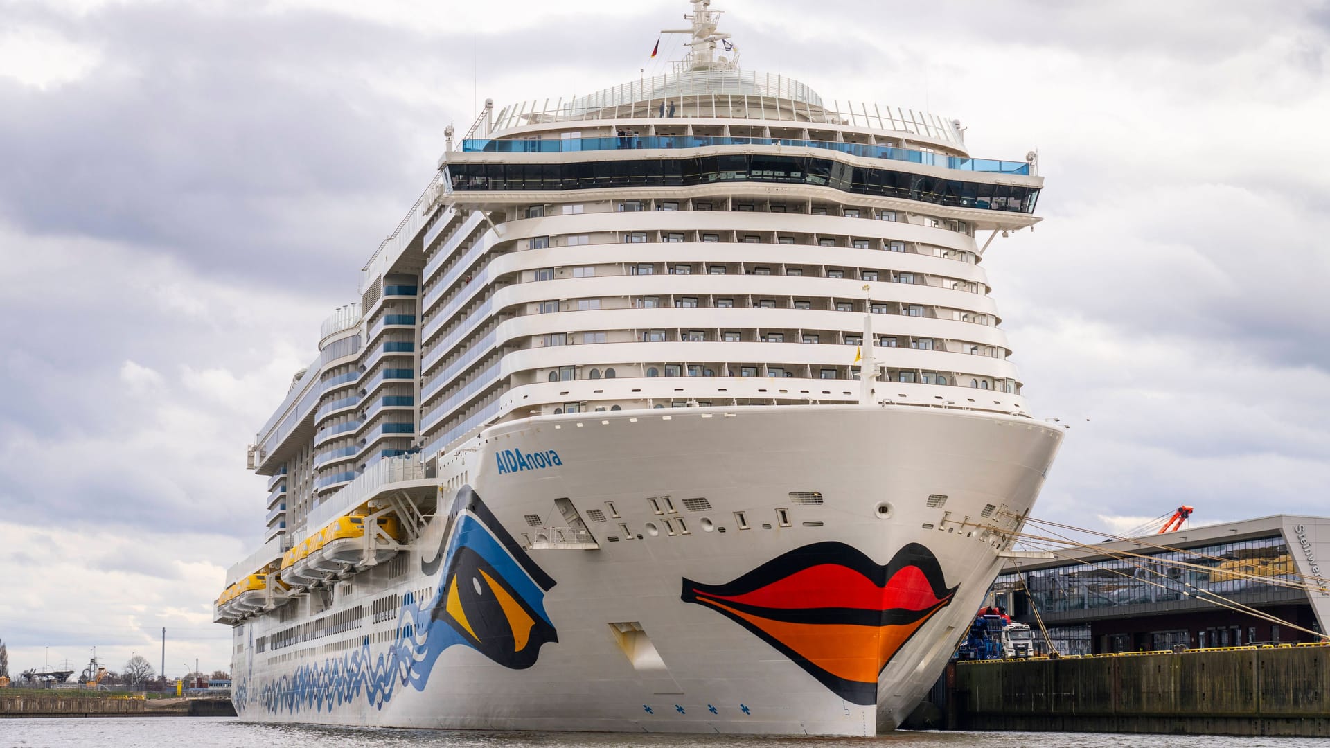 Die "Aida Nova" im Hamburger Hafen: Wegen einer Sperrung der A7 sollten Kreuzfahrtgäste am Samstag mehr Zeit einplanen.