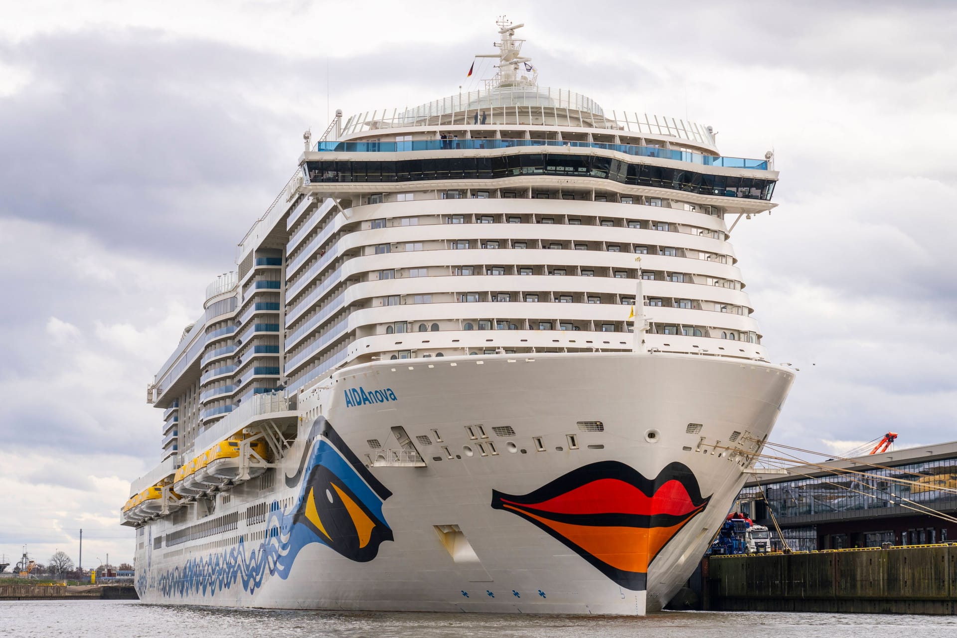 Die "Aida Nova" im Hamburger Hafen: Wegen einer Sperrung der A7 sollten Kreuzfahrtgäste am Samstag mehr Zeit einplanen.