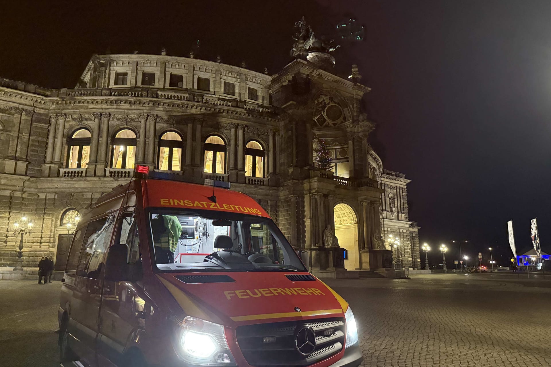 Einsatzkräfte am Dienstagabend vor der Dresdner Semperoper.