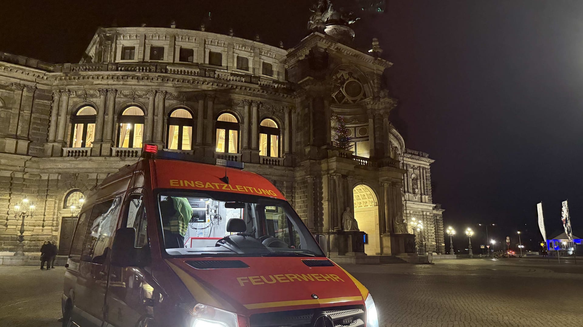 Einsatzkräfte am Dienstagabend vor der Dresdner Semperoper.