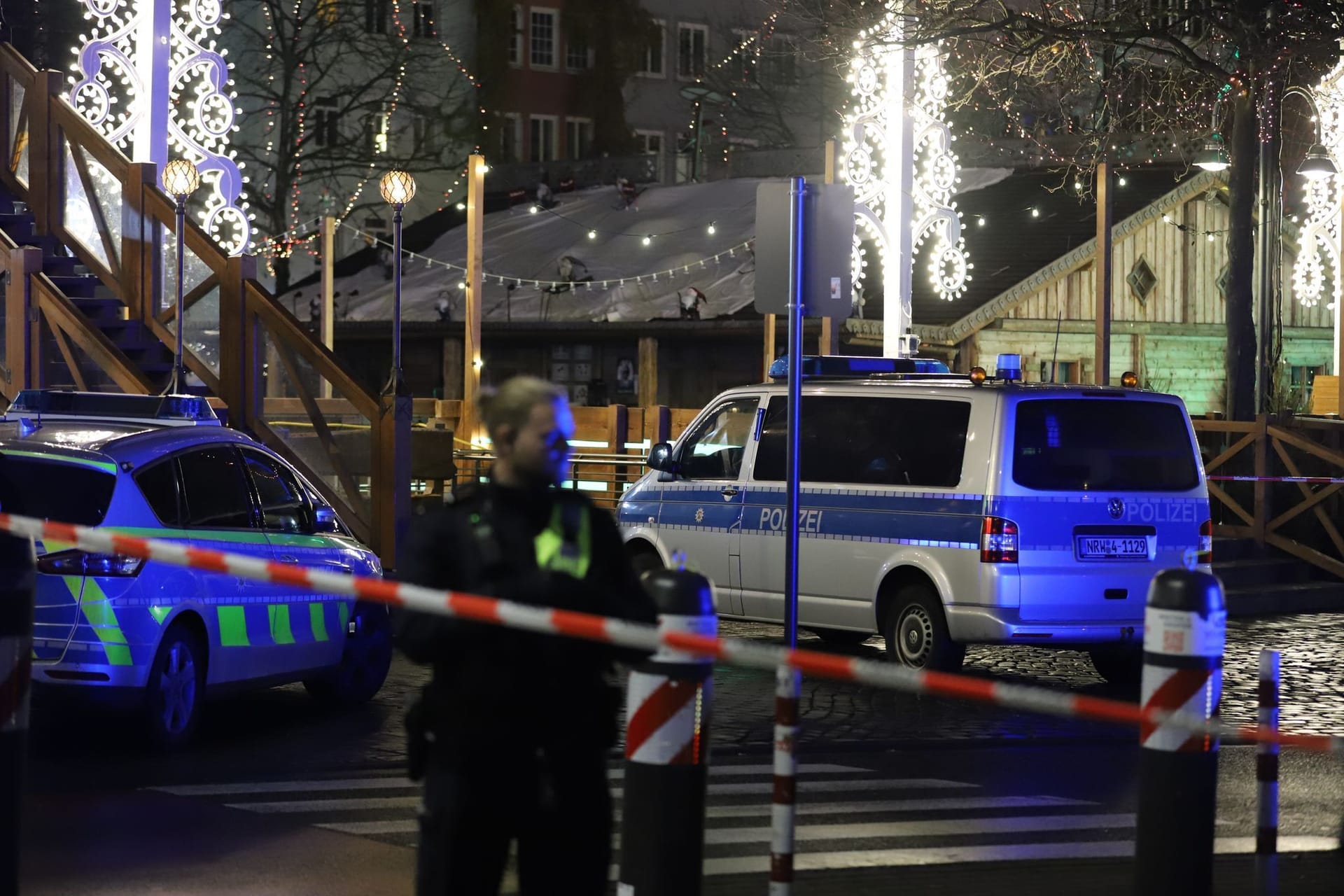 Polizeikräfte am Einsatzort auf einem Weihnachtsmarkt in der Innenstadt: Die Polizei bat am Abend darum, den Heumarkt großräumig zu meiden.