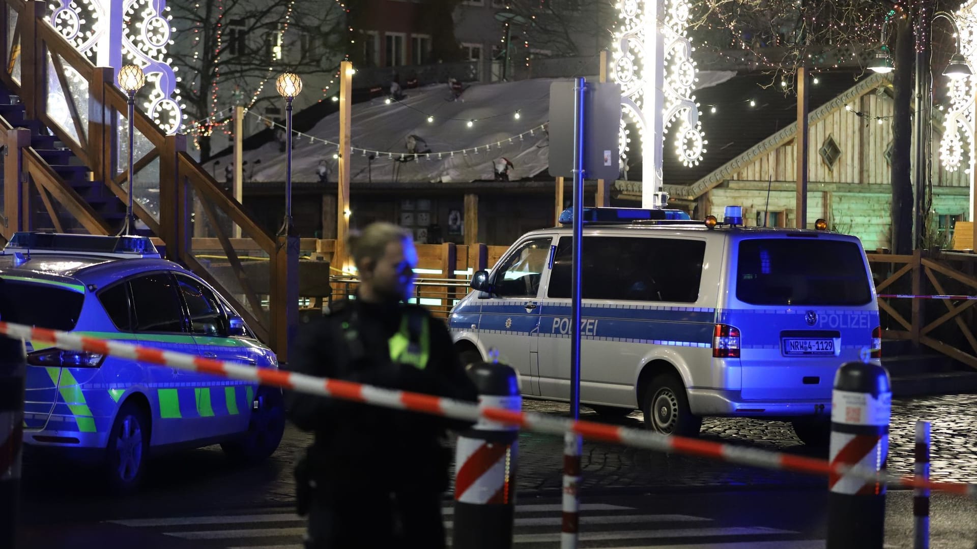 Polizeikräfte am Einsatzort auf einem Weihnachtsmarkt in der Innenstadt: Die Polizei bat am Abend darum, den Heumarkt großräumig zu meiden.