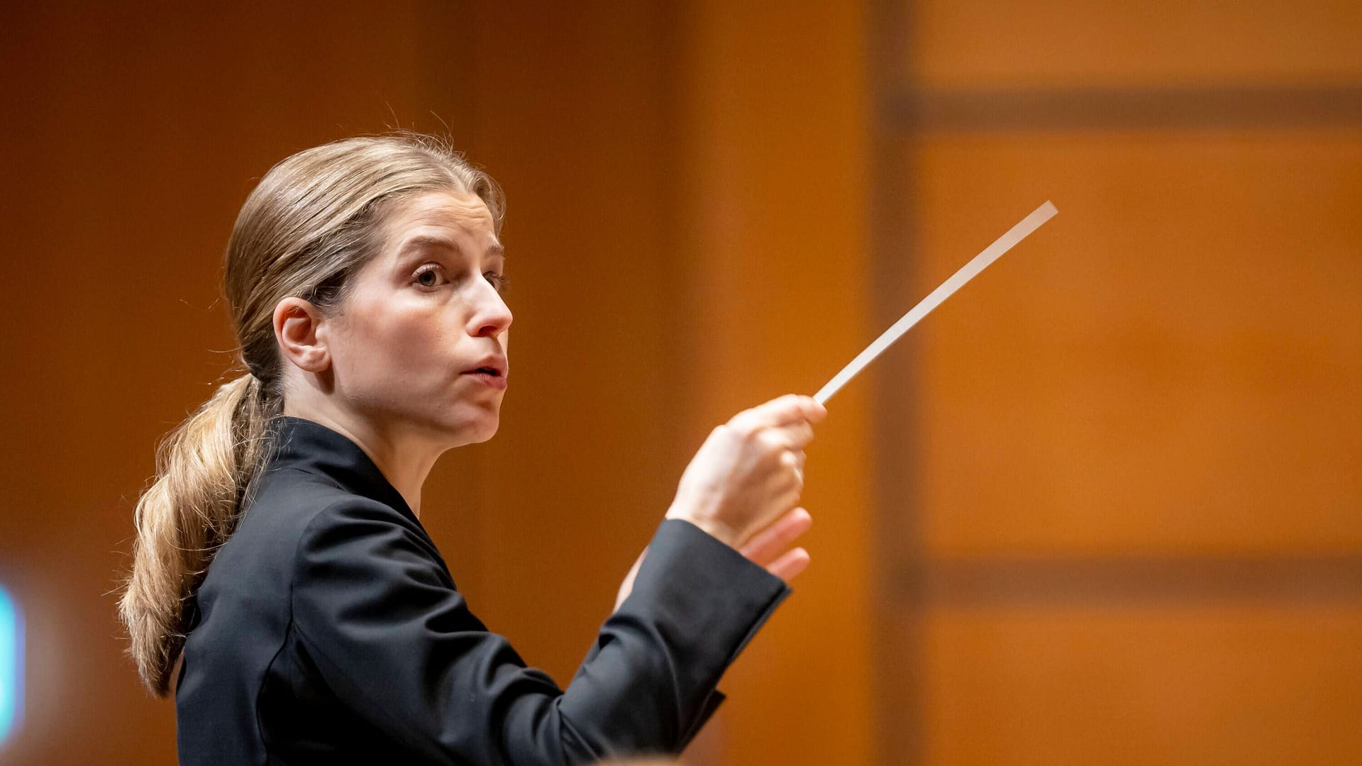 Dirigentin Karina Canellakis. NDR Elbphilharmonie Orchester - 4. BDR-Sinfoniekonzert - Beethoven trifft auf Webern und Lutoslawskis, 10.01.20 Luebeck Schleswig-Holstein Germany MuK *** Conductor Karina Canellakis NDR Elbphilharmonie Orchester 4 BDR Symphony concert Beethoven meets Webern and Lutoslawskis,