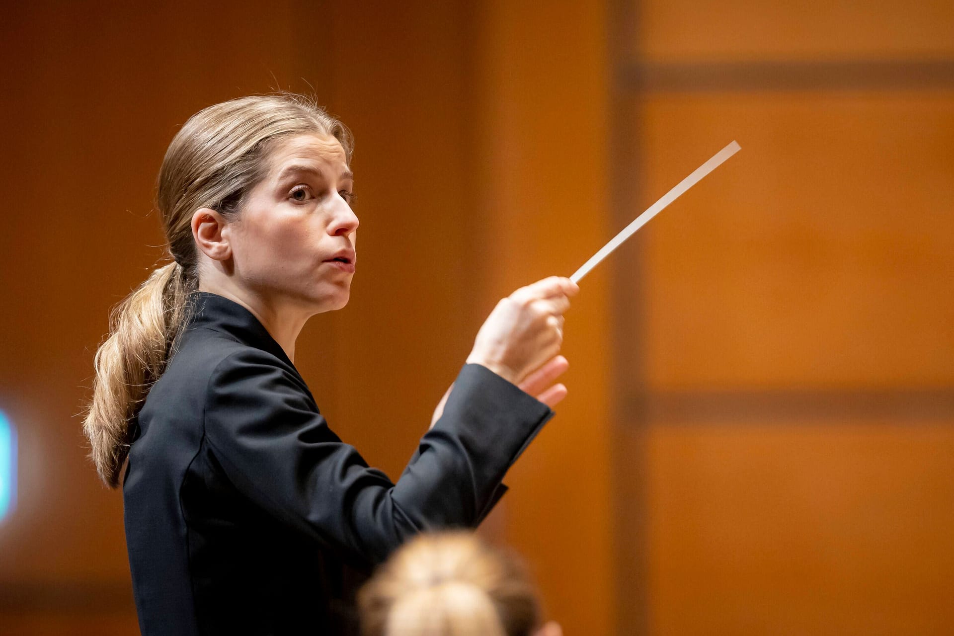 Dirigentin Karina Canellakis. NDR Elbphilharmonie Orchester - 4. BDR-Sinfoniekonzert - Beethoven trifft auf Webern und Lutoslawskis, 10.01.20 Luebeck Schleswig-Holstein Germany MuK *** Conductor Karina Canellakis NDR Elbphilharmonie Orchester 4 BDR Symphony concert Beethoven meets Webern and Lutoslawskis,