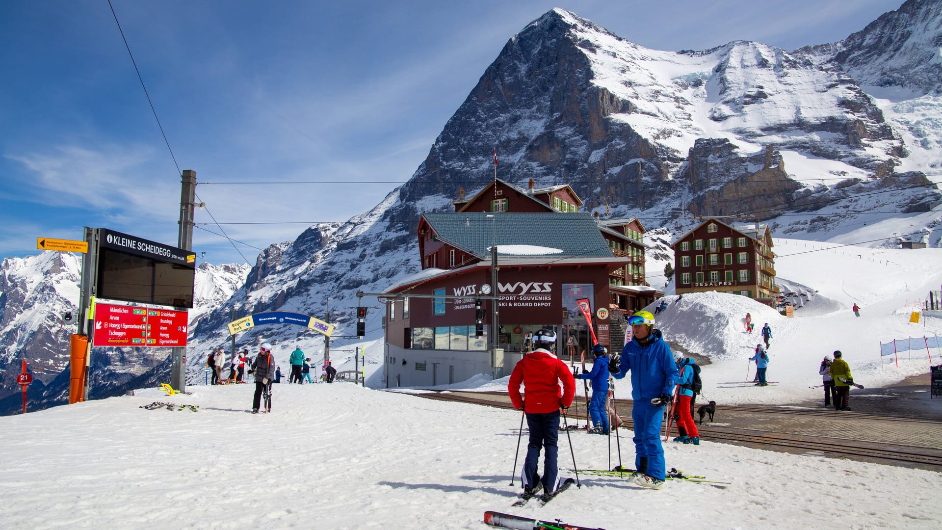 Skigebiet in der Schweiz (Symbolbild): Während einer Klassenfahrt soll es unter anderem zu umfangreichen sexuellen Handlungen gekommen sein.