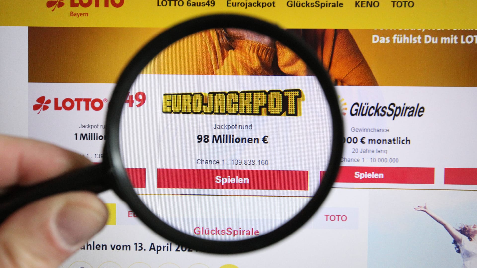 Auf einem Laptop ist die Website von Lotto Bayern geöffnet. (Symbolfoto)