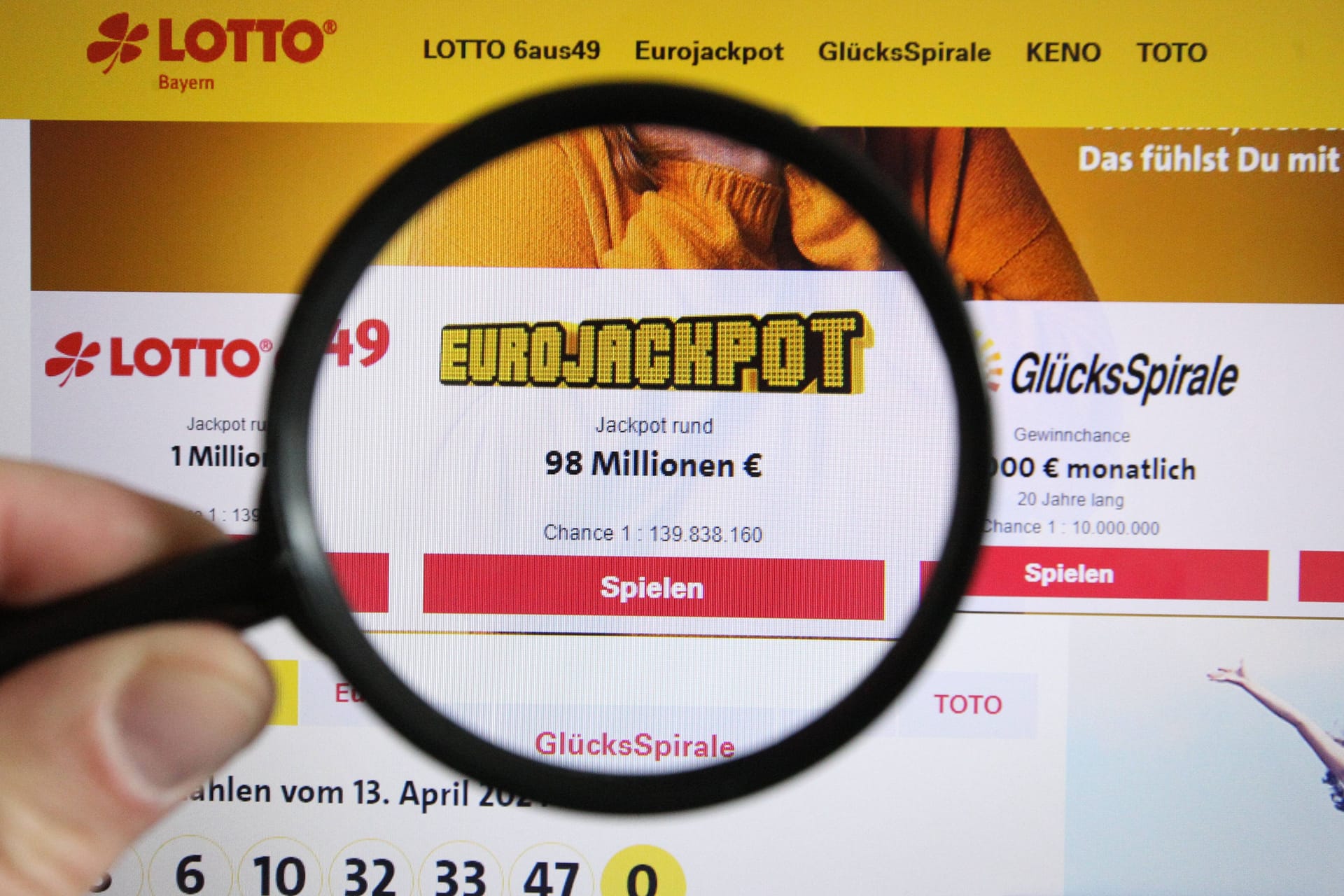 Auf einem Laptop ist die Website von Lotto Bayern geöffnet. (Symbolfoto)