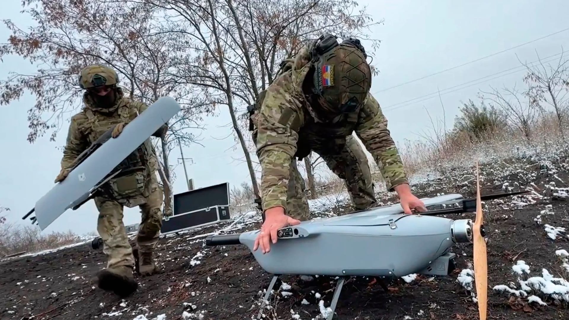 Auf diesem Videostandbild, das vom Pressedienst des russischen Verteidigungsministeriums via AP am Montag, 23. Dezember 2024, veröffentlicht wurde, montieren russische Soldaten eine Drohne an einem ungenannten Ort.