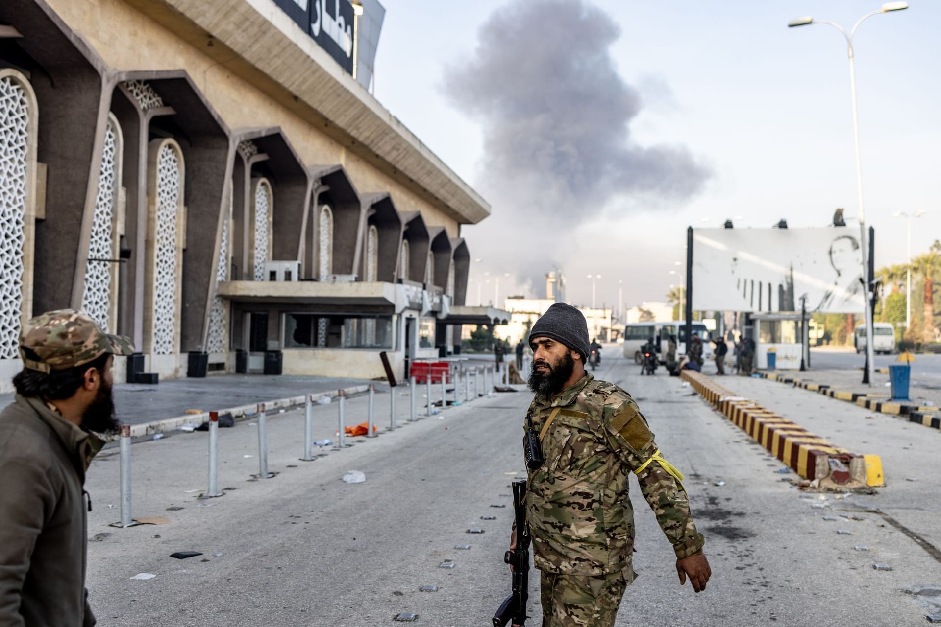 Kämpfer islamistischer Milizen besetzen den Flughafen von Aleppo.