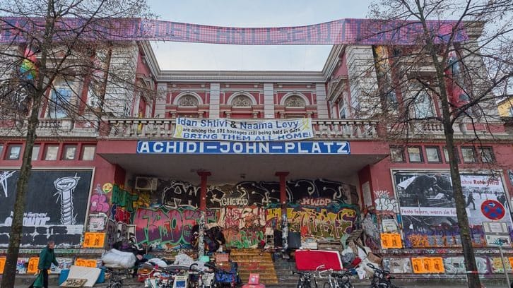 Rote Flora in Hamburger Schanzenviertel: Auf den Transparenten spricht sich die Flora für die Freilassung der Geiseln und gegen Antisemitismus aus.