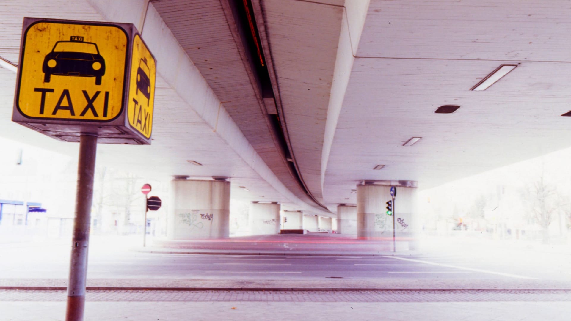 Ein Taxischild unter einer Autobahnbrücke (Symbolbild):