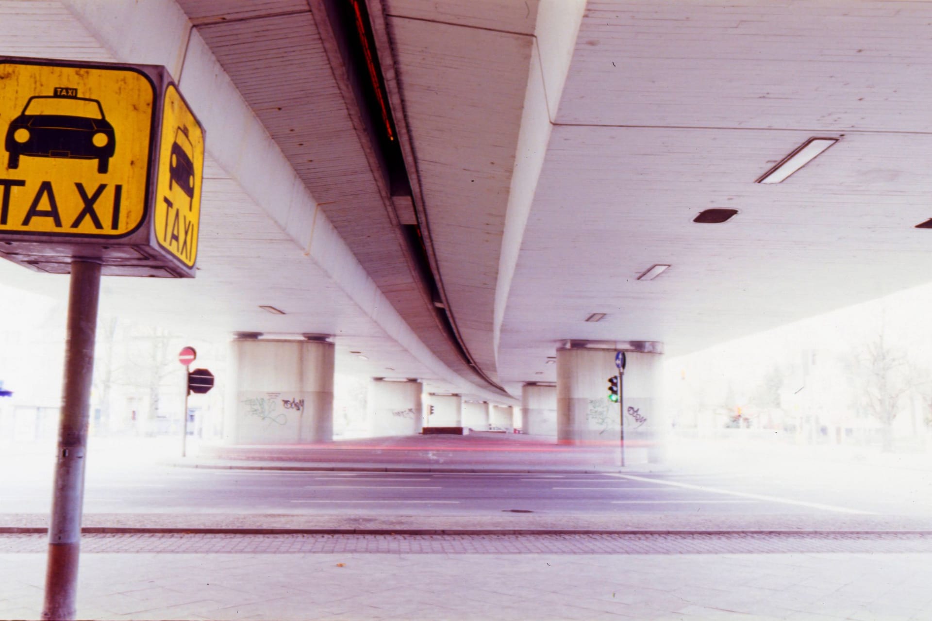 Ein Taxischild unter einer Autobahnbrücke (Symbolbild):