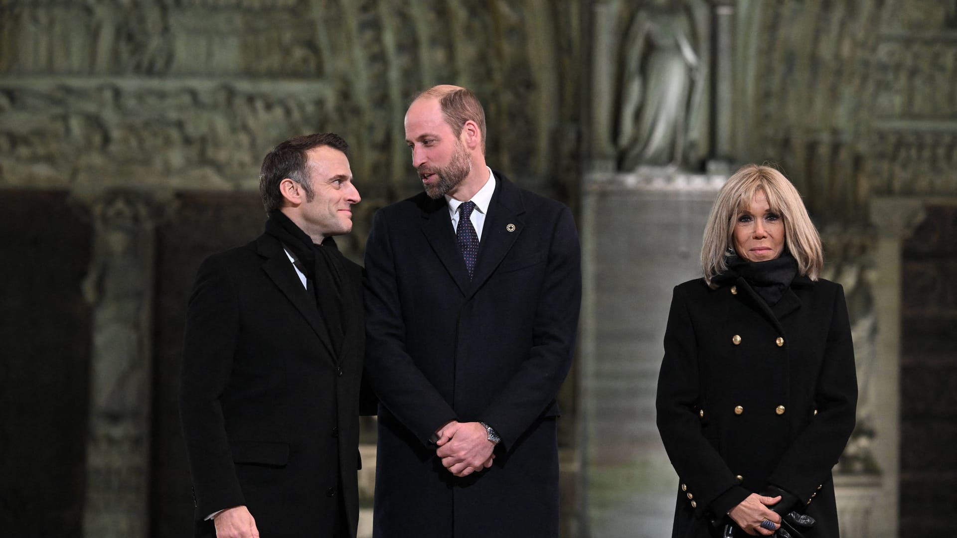 Der französische Präsident Emmanuel Macron mit Prinz William und seiner Frau Brigitte Macron: Vor mehr als fünf Jahren hatte ein Feuer die Kirche zerstört.