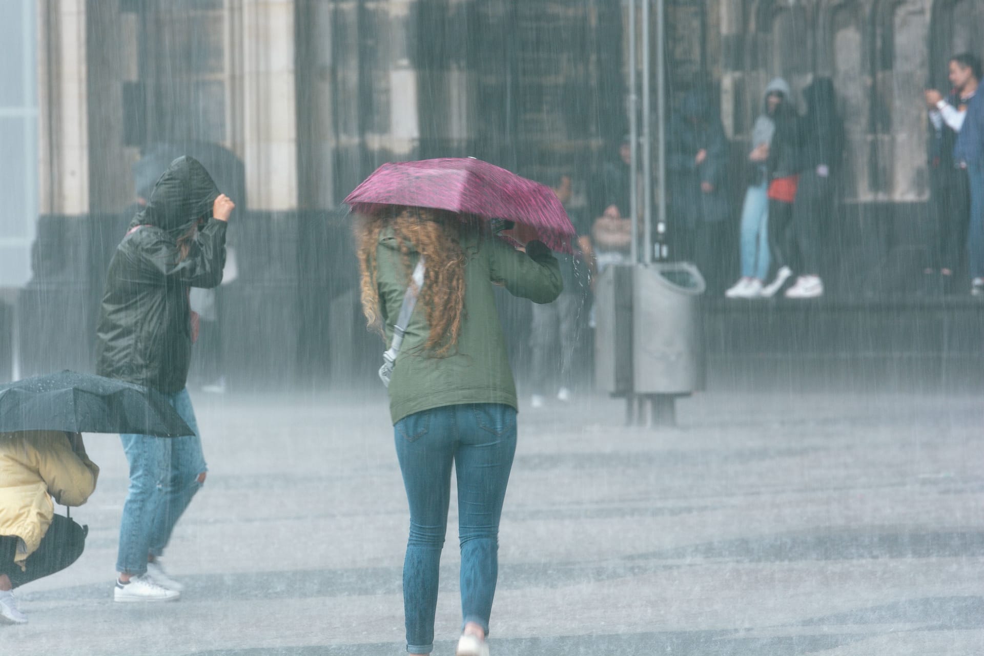 Regen und Sturm in Köln: Silvester könnte in Köln und dem Rest von NRW ins Wasser fallen.