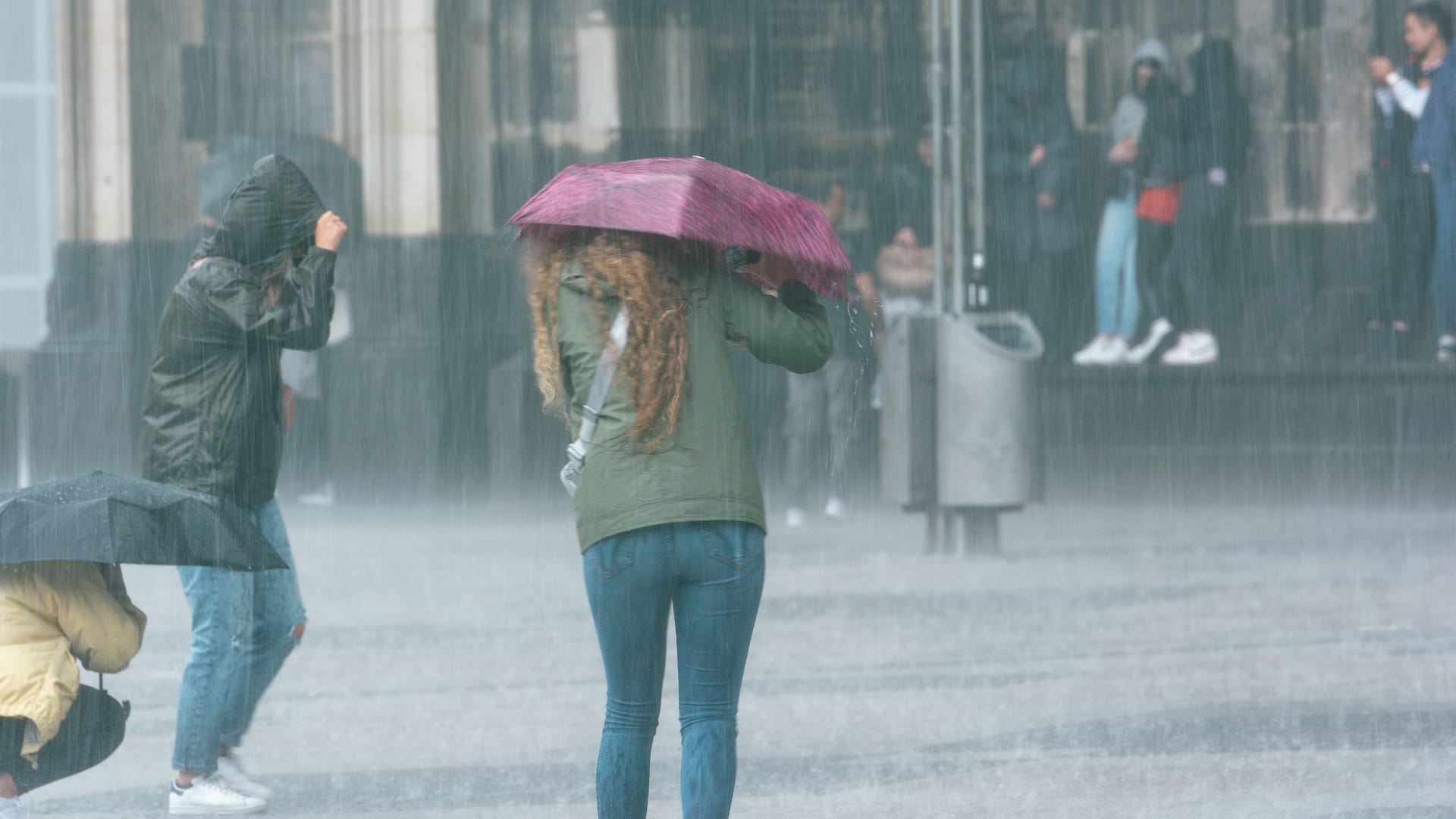 Regen und Sturm in Köln: Silvester könnte in Köln und dem Rest von NRW ins Wasser fallen.