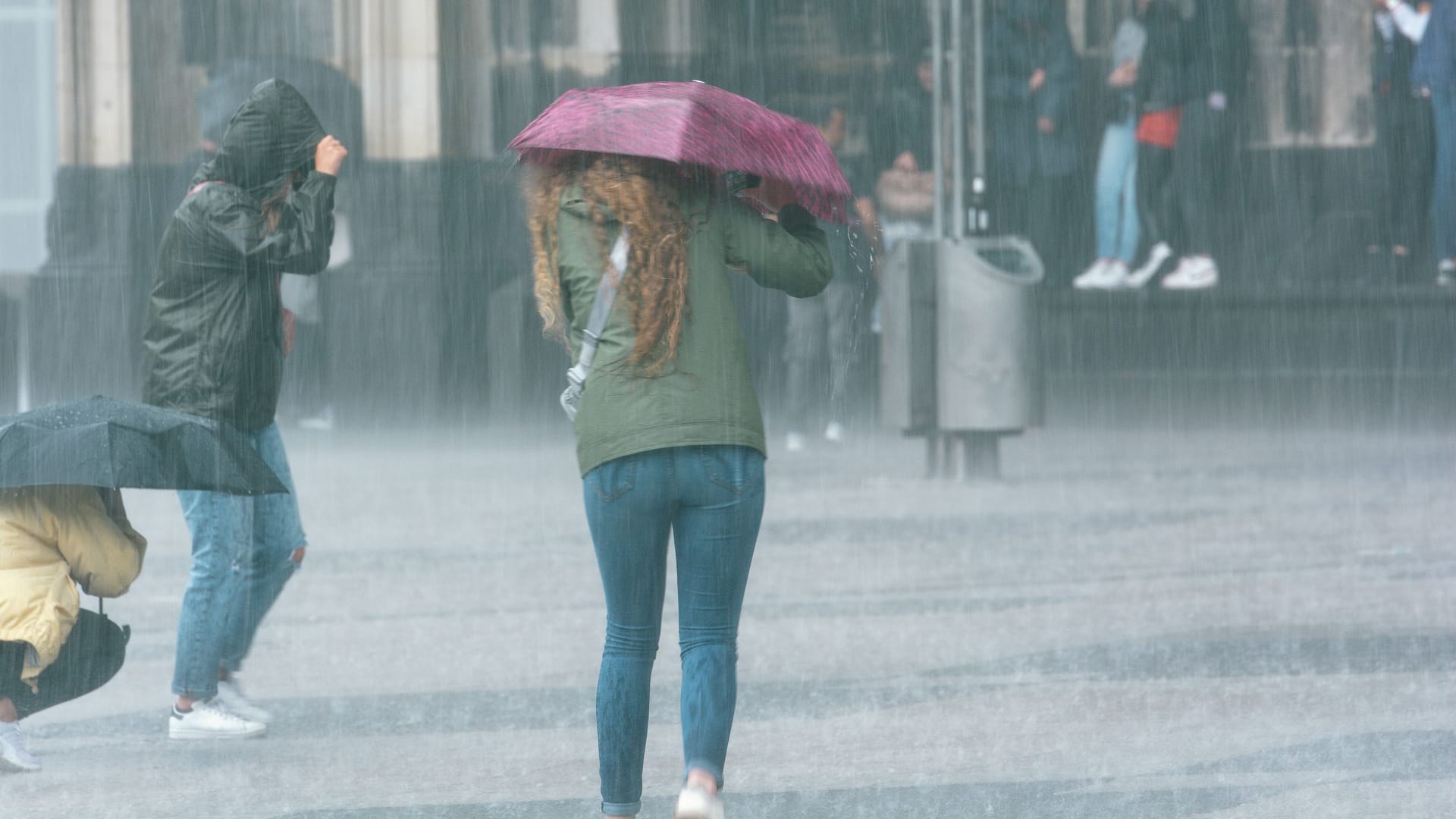 Regen und Sturm in Köln: Silvester könnte in Köln und dem Rest von NRW ins Wasser fallen.