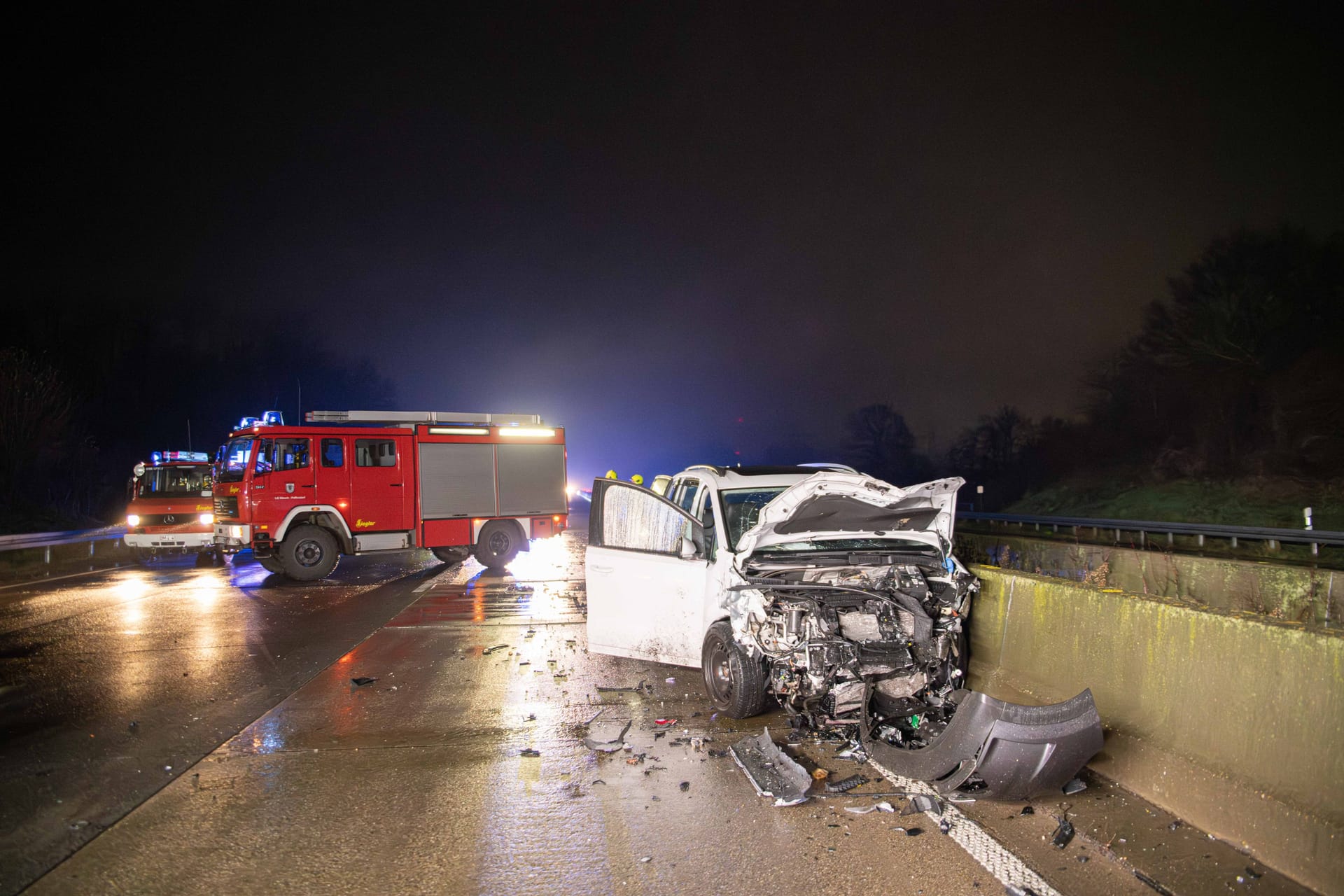 Bei einem Verkehrsunfall auf der A61 in der Nähe von Köln ist an Heiligabend eine Frau ums Leben gekommen.