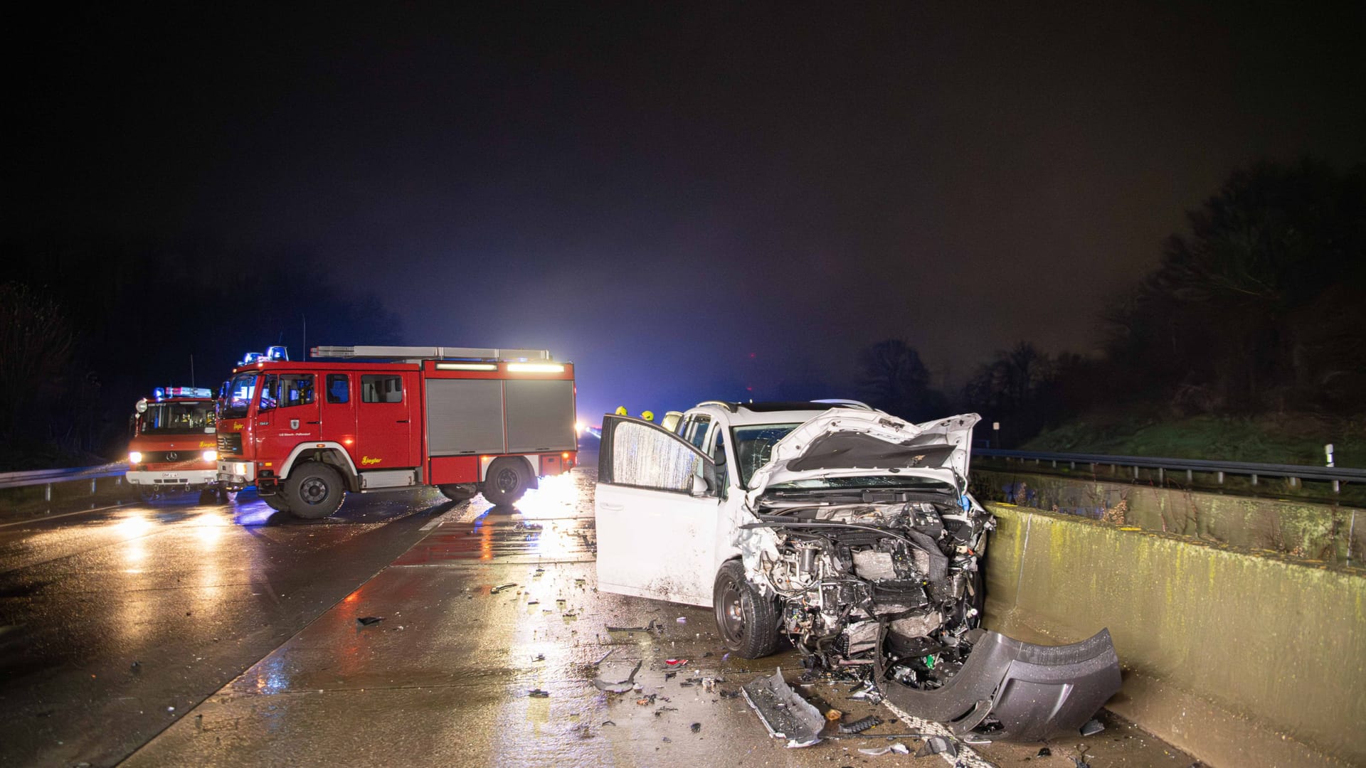 Bei einem Verkehrsunfall auf der A61 in der Nähe von Köln ist an Heiligabend eine Frau ums Leben gekommen.