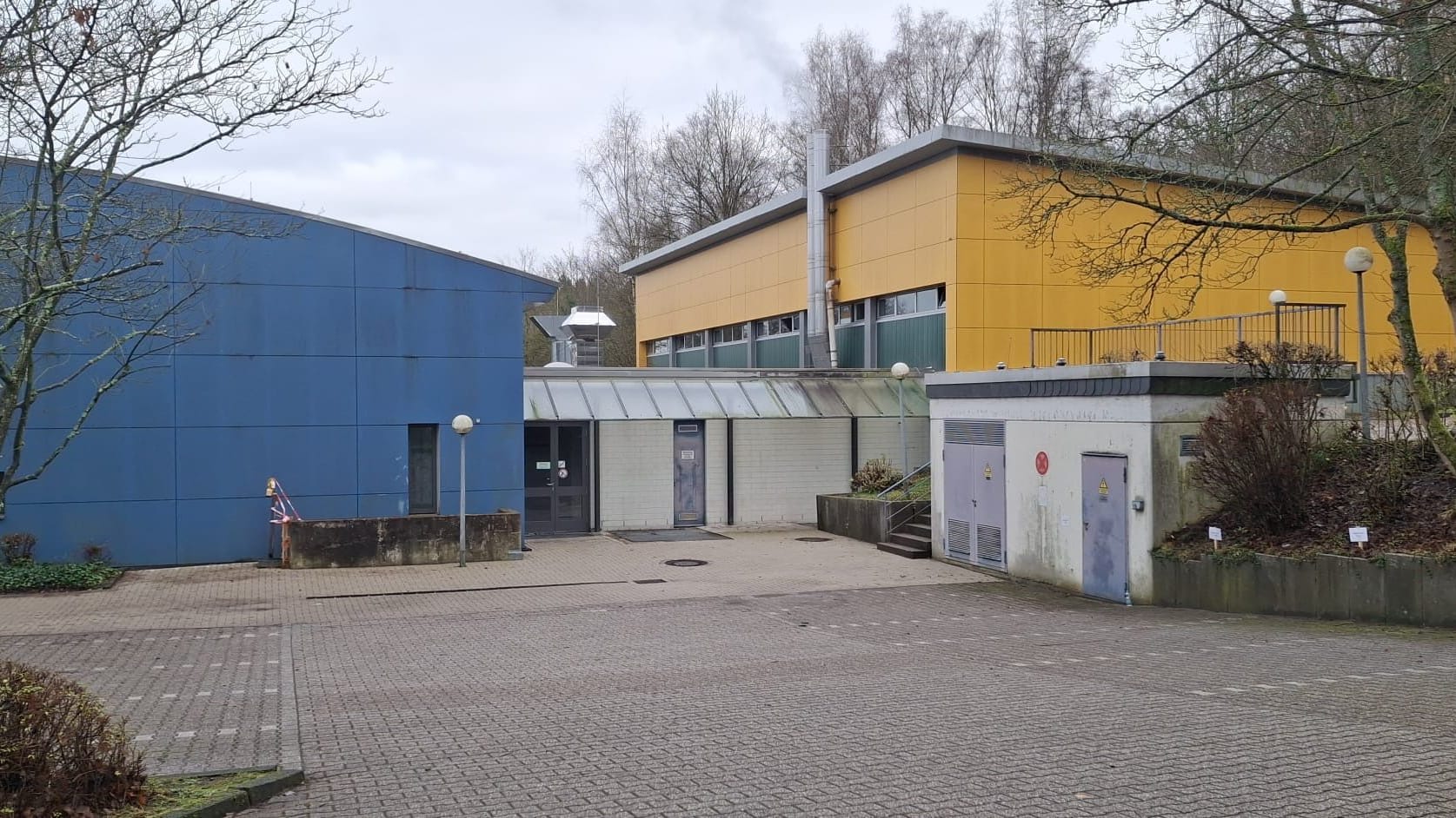 Der Parkplatz an der LVR-Schule ist am Dienstag leer. Schüler und Lehrer aus dem Rheinisch-Bergischen Kreis und dem Raum Köln bleiben vorerst zuhause.