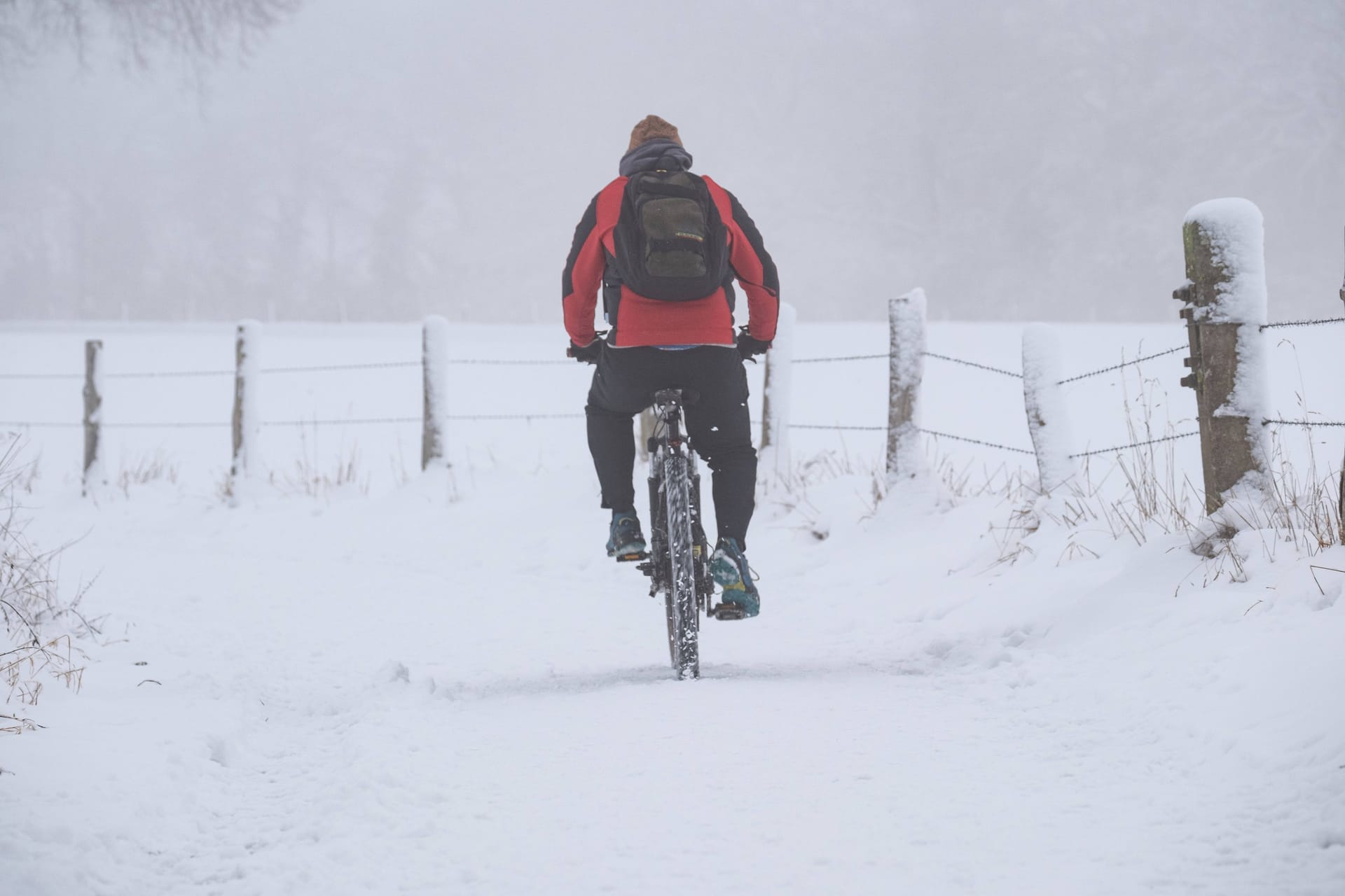 Fahrradfahrer im Schnee bei Aachen. (Archivfoto)