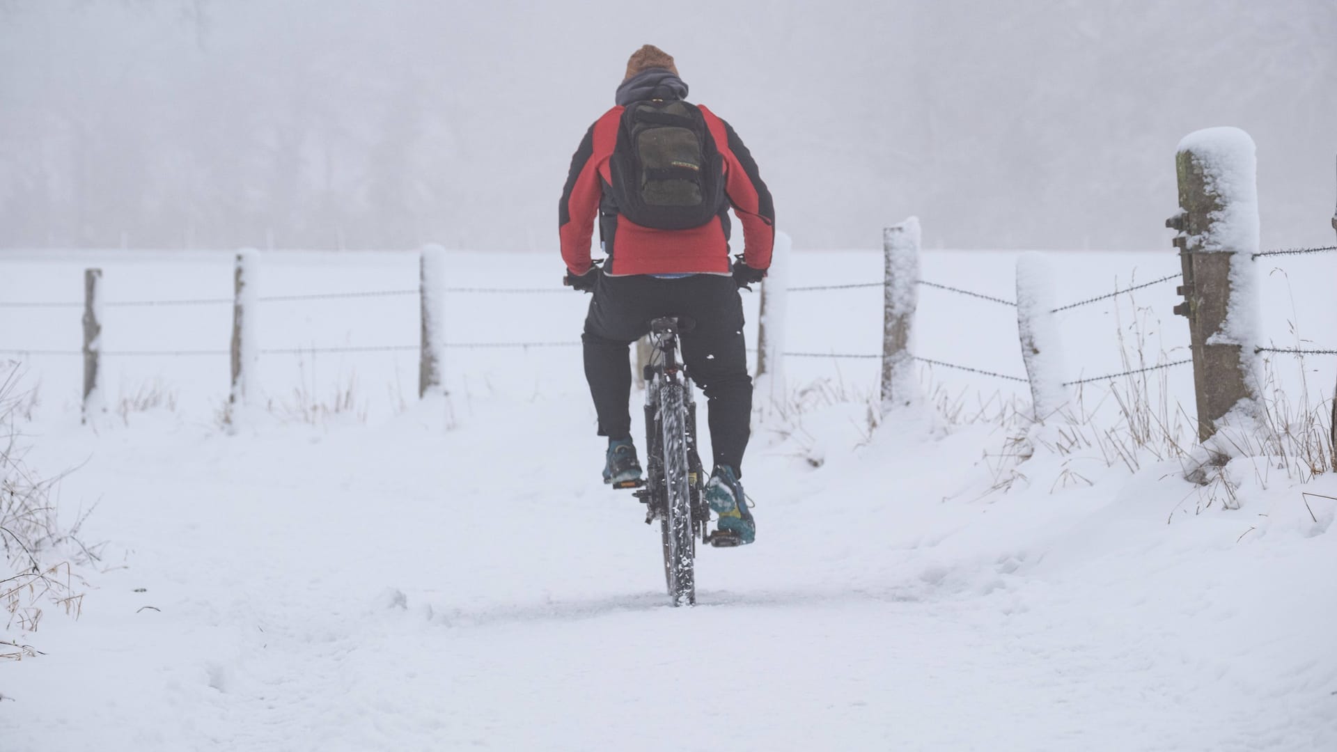 Fahrradfahrer im Schnee bei Aachen. (Archivfoto)