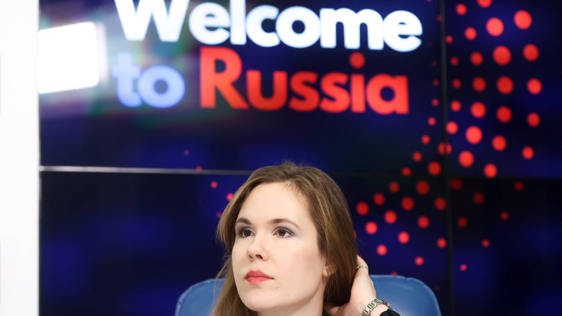 Alina Lipp: Die Deutsche, die sich selbst als Journalistin bezeichnet, saß bei der Vorstellung von "Welcome to Russia" mit auf der Bühne.