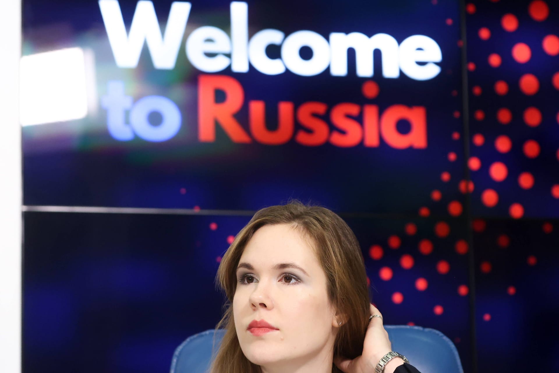 Alina Lipp: Die Deutsche, die sich selbst als Journalistin bezeichnet, saß bei der Vorstellung von "Welcome to Russia" mit auf der Bühne.