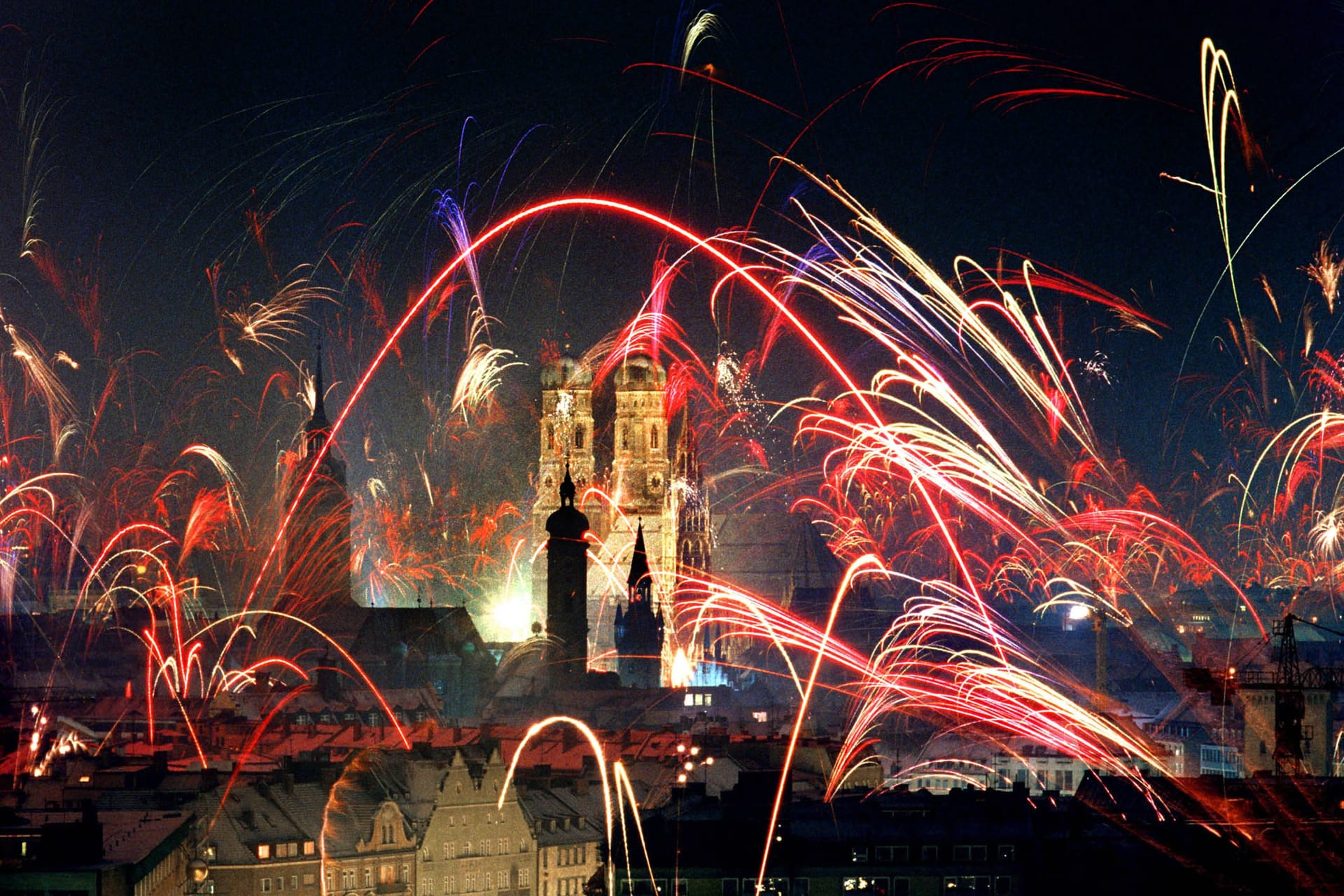 Silvester-Feuerwerk über München (Archivbild): Die genauen Verbotszonen für den Jahreswechsel 2024/2025 hat die Stadt noch nicht bekanntgegeben.