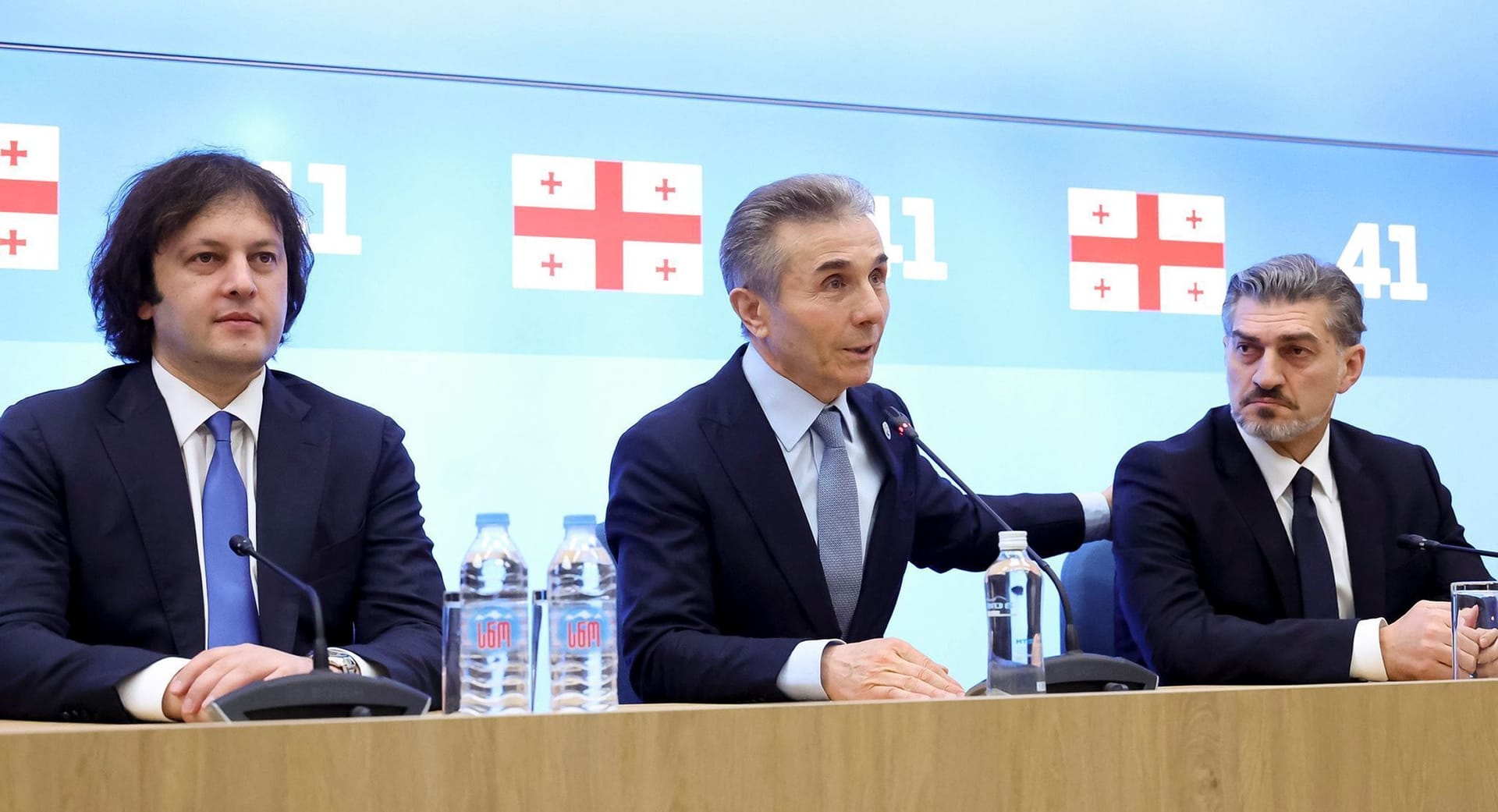 Premierminister Kobachidse (li.) und Oligarch Iwanischwili (M.) mit dem gewählten Präsidenten Micheil Kawelaschwili.