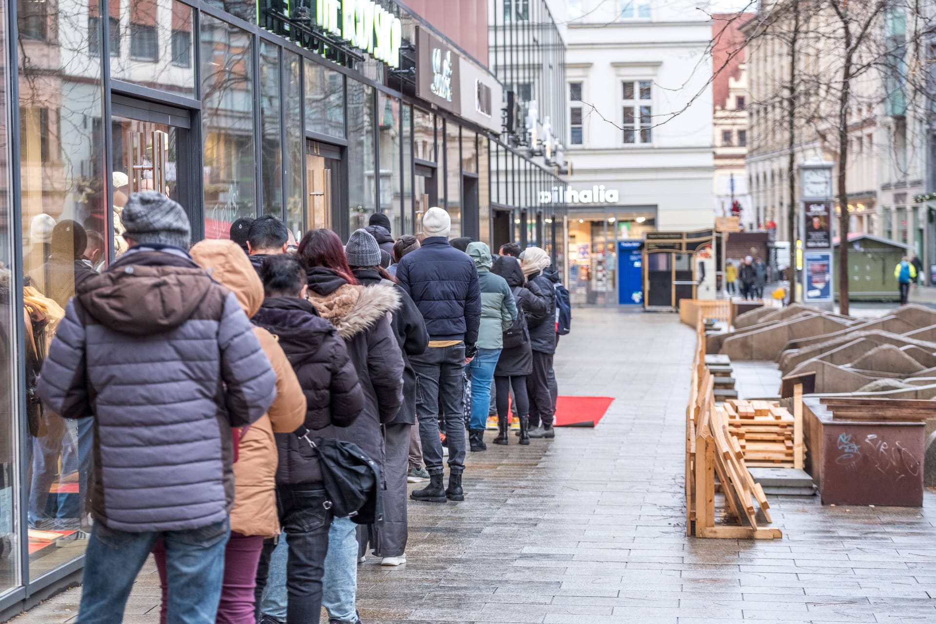 Kunden stehen vor einem Geschäft in Leipzig an, um Dubai-Schokolade zu ergattern.