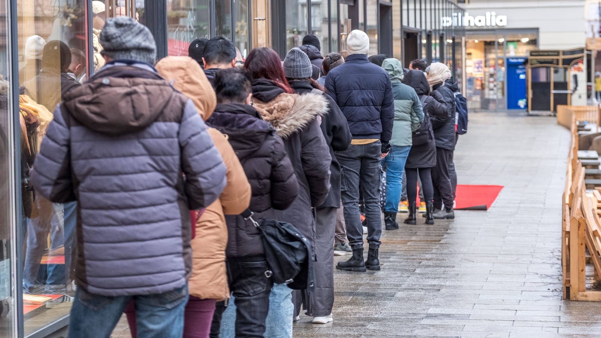 Kunden stehen vor einem Geschäft in Leipzig an, um Dubai-Schokolade zu ergattern.