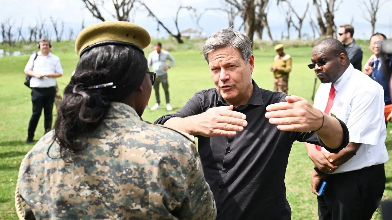 Robert Habeck auf Nilpferdsuche am Naivasha-See.