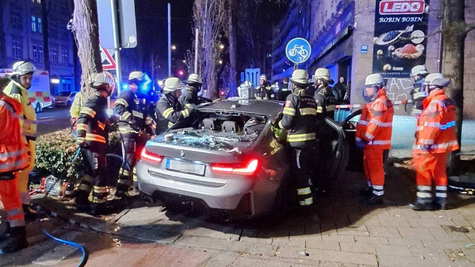 Eines der Unfallfahrzeuge: Bei dem Unfall sind zwei Menschen schwer verletzt worden.