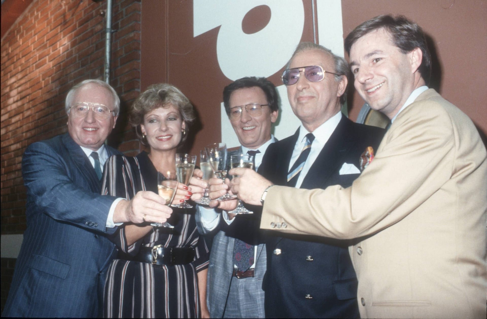 Dagmar Berghoff mit ihren damaligen "Tagesschau"-Kollegen Werner Veigel, Jo Brauner, Karl-Heinz Köpcke und Jan Hofer.