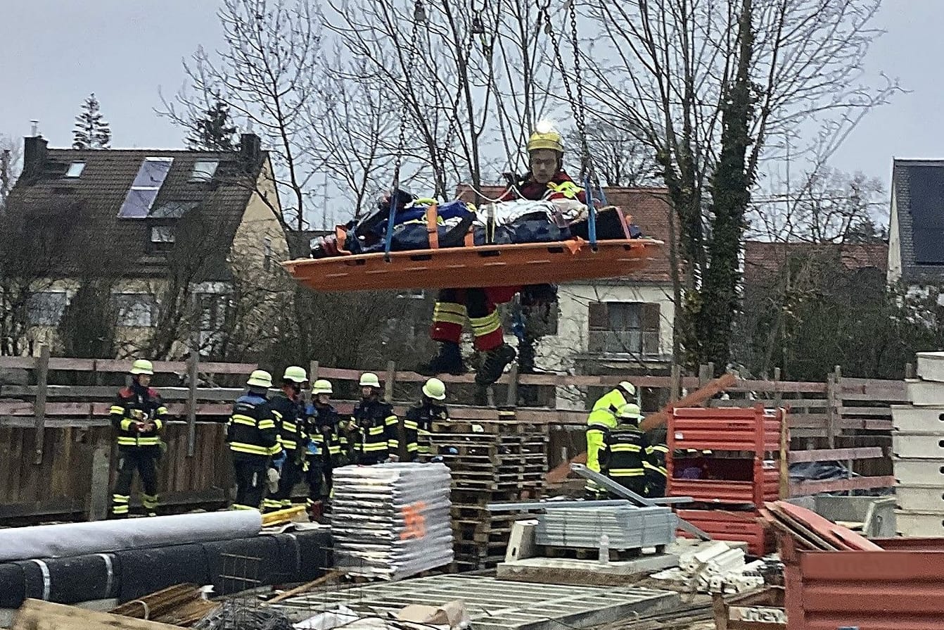 Der Mann wird auf einer Trage aus dem Schacht gehoben: Wie es zu dem Unfall kam, ermittelt nun die Polizei.